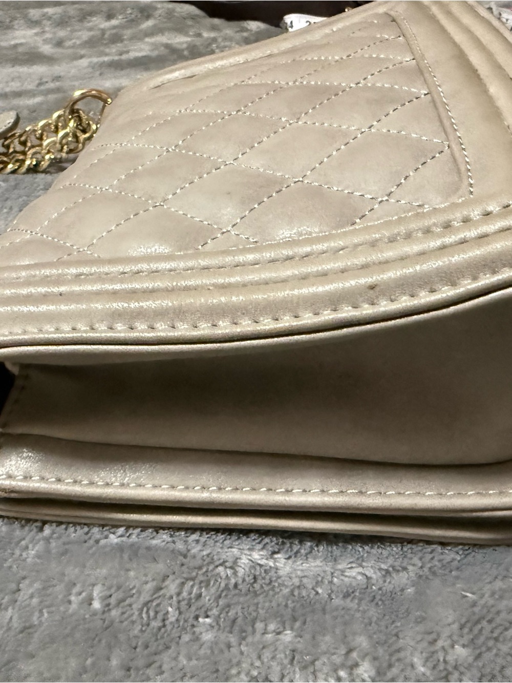 BCBG Quilted Shoulder Bag in Light Gray with Gold Chain - Picture 5 of 12